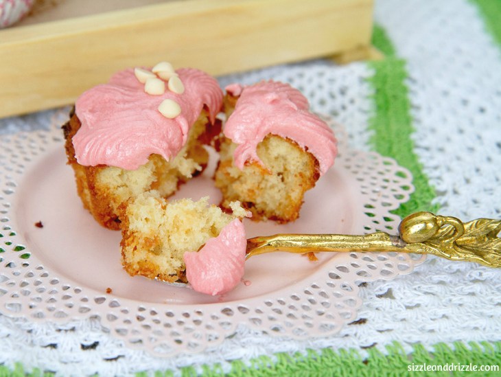 White chcolate crumb cake